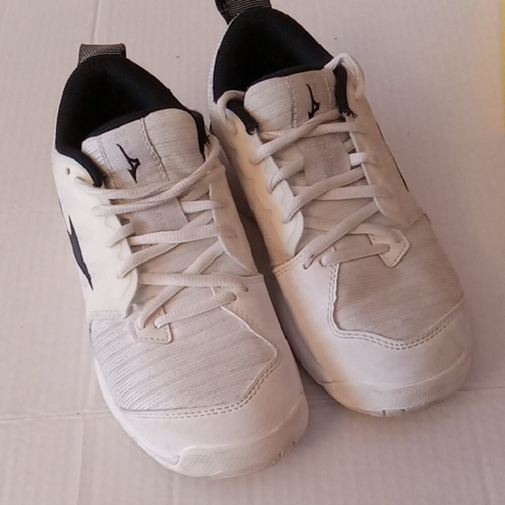Mizuno Women's Size 6 Stylish White and Black Volleyball Sneakers